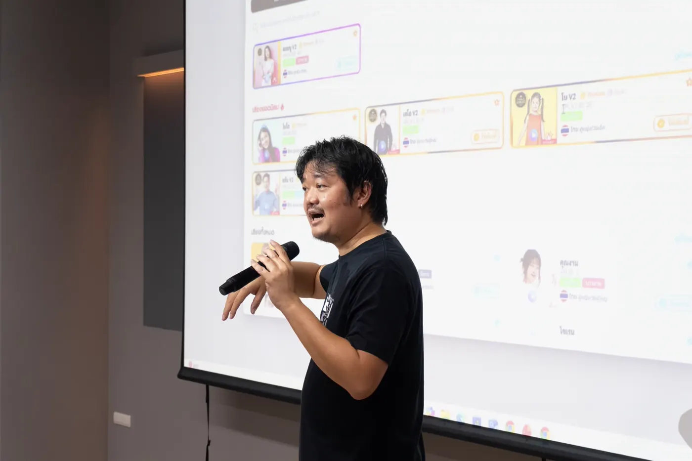 วิทยากรบรรยายการใช้งาน Botnoi Voice บนจอโปรเจกเตอร์