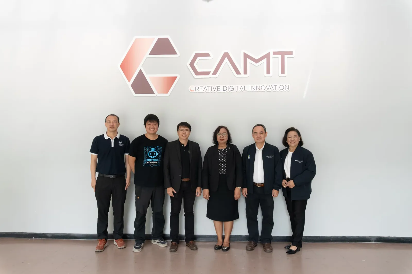 ผู้บริหารบอทน้อยกรุ๊ปและ CAMT ร่วมถ่ายภาพก่อนเริ่มอบรม