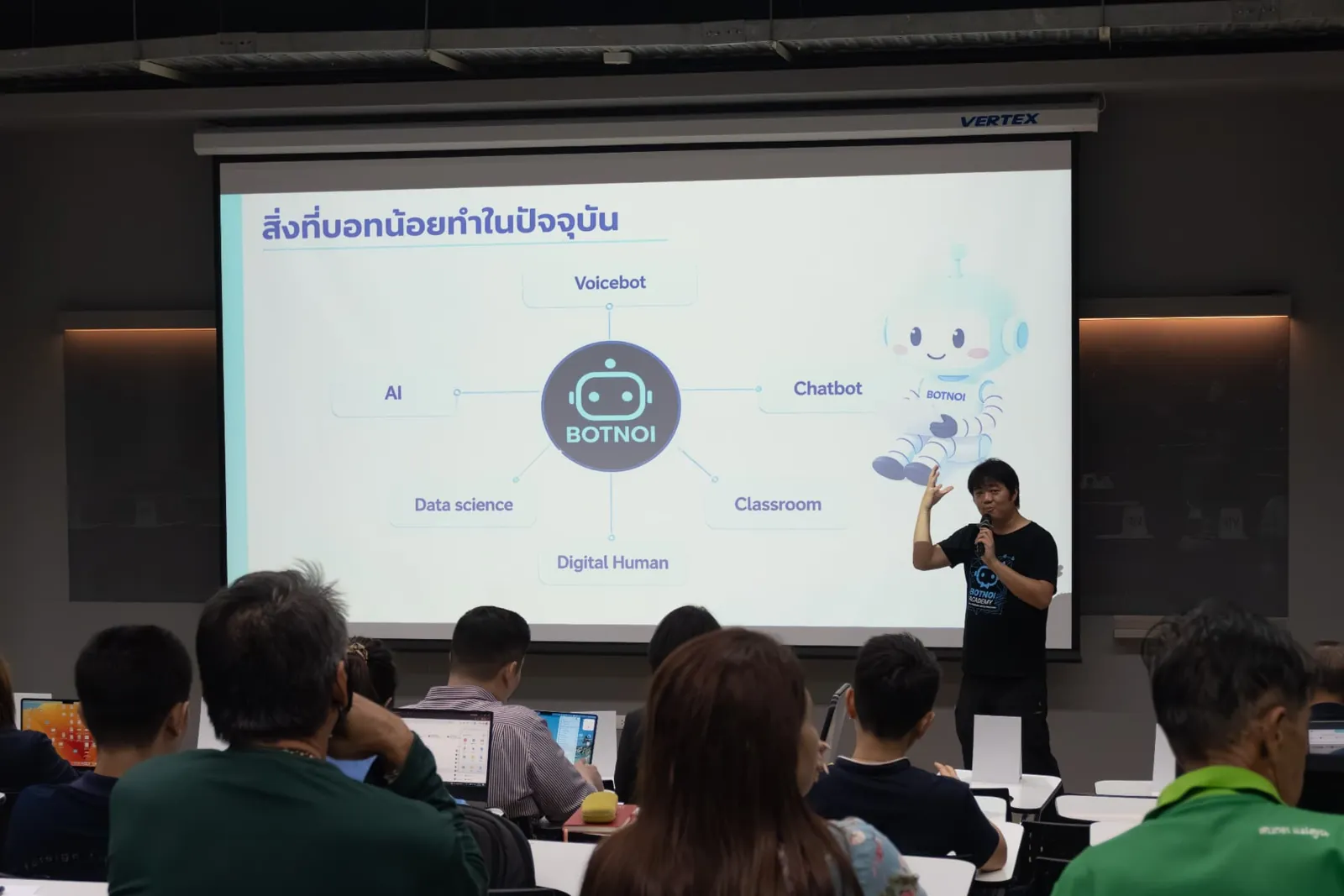 แนะนำบริการ AI ของบอทน้อยบนเวทีอบรม