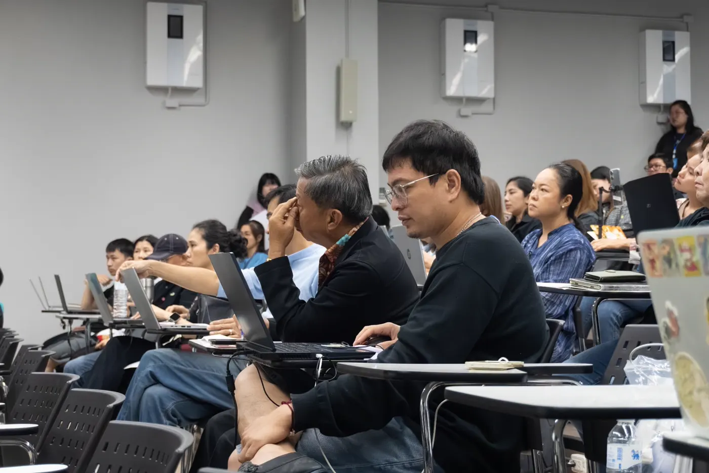 ผู้เข้าอบรมตั้งใจฟังบรรยายพร้อมโน้ตบุ๊ก